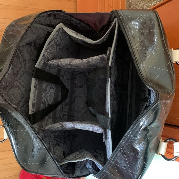 New Mary Kay bag on zip - Picture 2 of 3